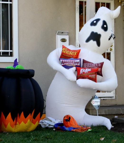 Free photo of a Halloween ghost blow up lawn character