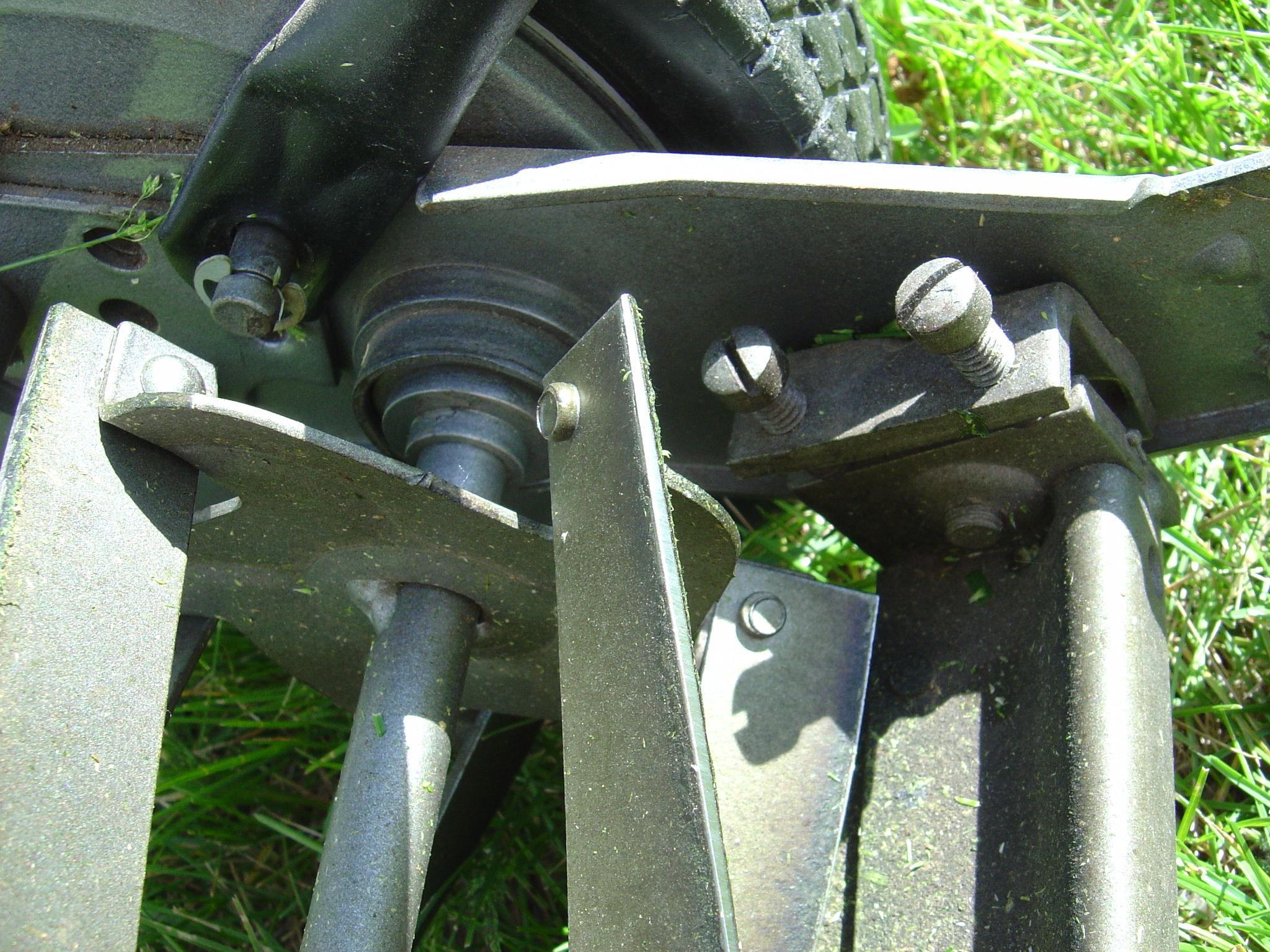 Lawn Mower Blade adjustment Screws Picture