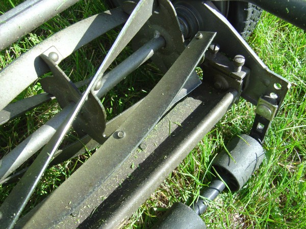 closeup photo of reel lawnmower cutting blades