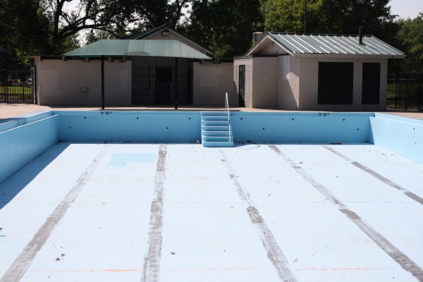 free photograph of an empty swimming pool