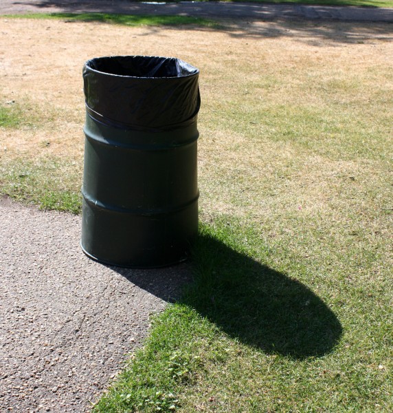 Free photo of trash can at the park