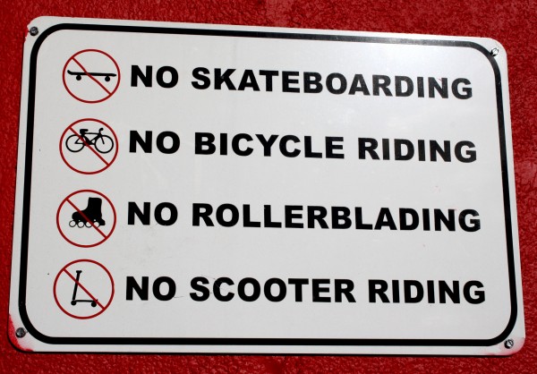 Free photo of no skateboarding, bicycle riding, rollerblading, scooter riding sign