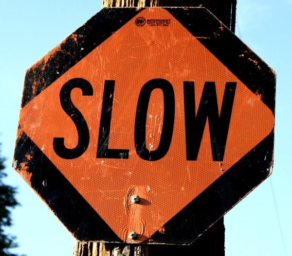 Free photo of a Slow sign