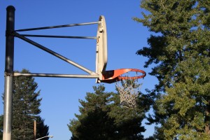 free photo of an outdoor basketball hoop
