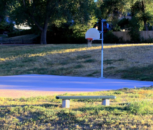 free high resolution picture of an empty park bench and basketball court