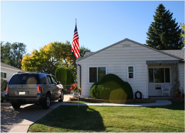 free high resolution photo of a house with an American flag and SUV