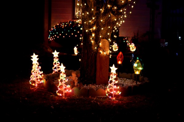 Lighted Christmas yard decorations - free high resolution photo
