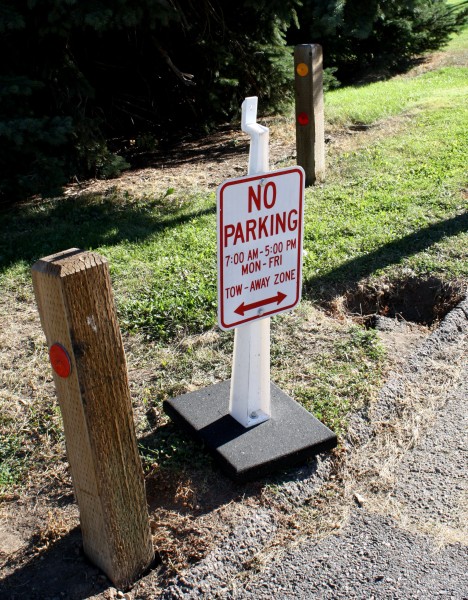 Free photo of a no parking sign