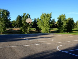 Free photo of an outdoor basketball court with blacktop pavement