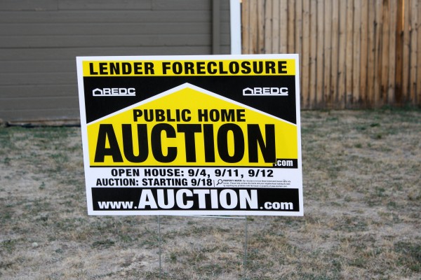 free high resolution photo of a public home auction foreclosure sign
