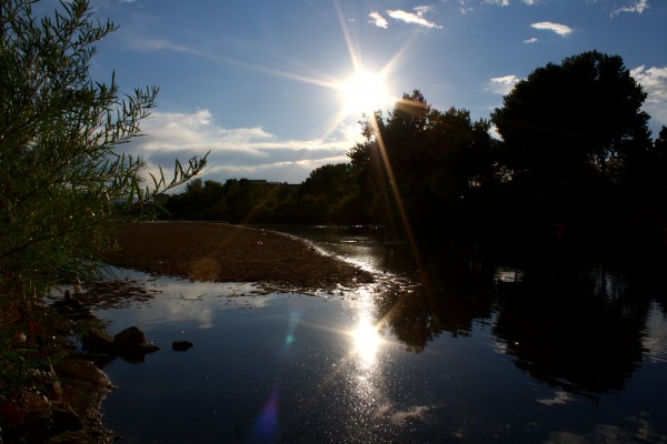 free high resolution photo of the sun reflected in a calm river