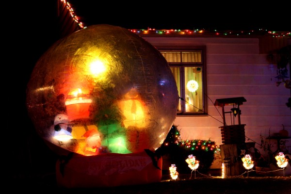 Christmas snow globe yard decoration - free high resolution photo