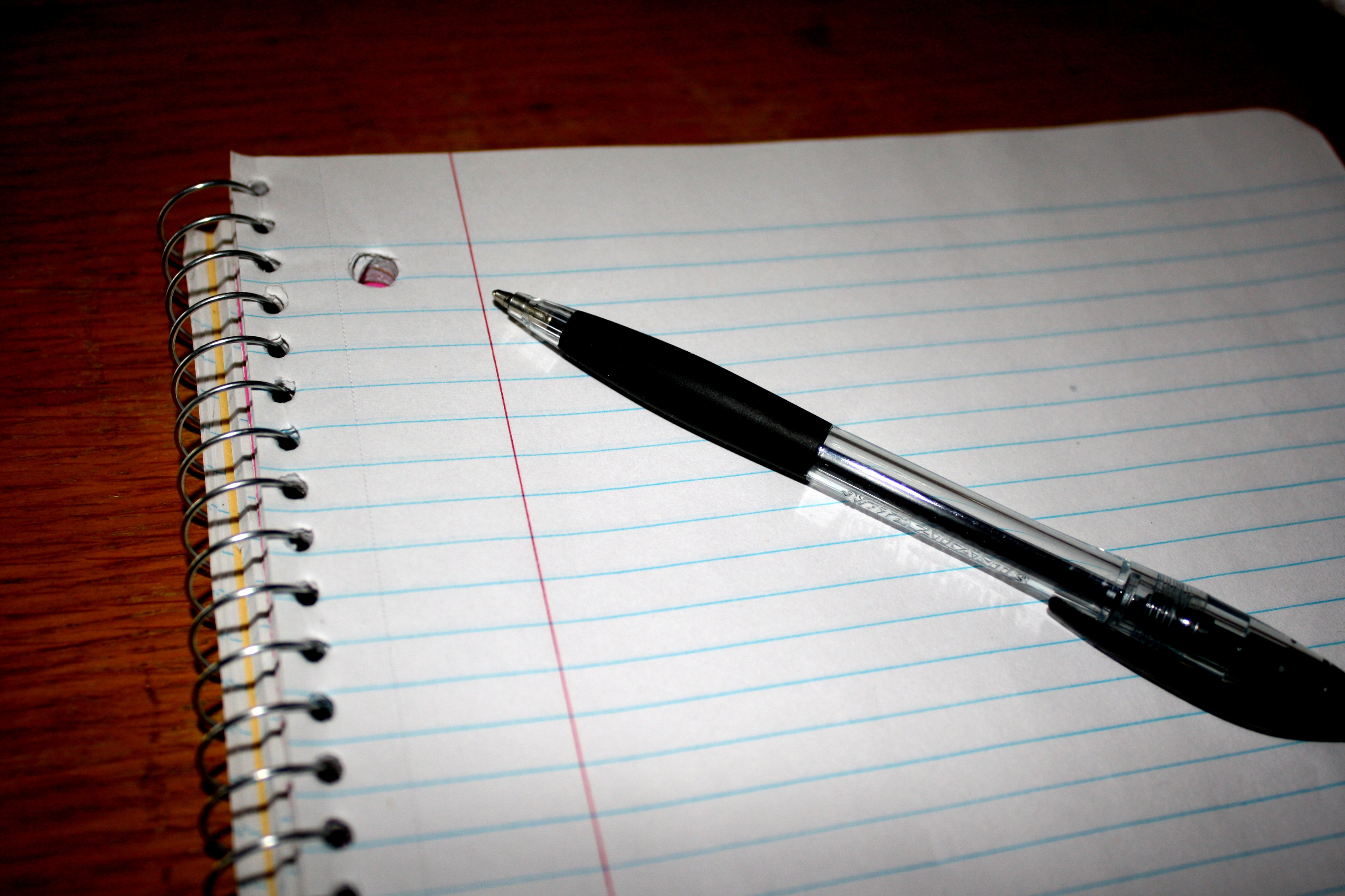 Тетрадь долгов. Ручка с тетрадкой. Блокнот с ручкой и карандашом. Тетрадь с ручкой на прозрачном фоне. Тетрадка с карандашом.
