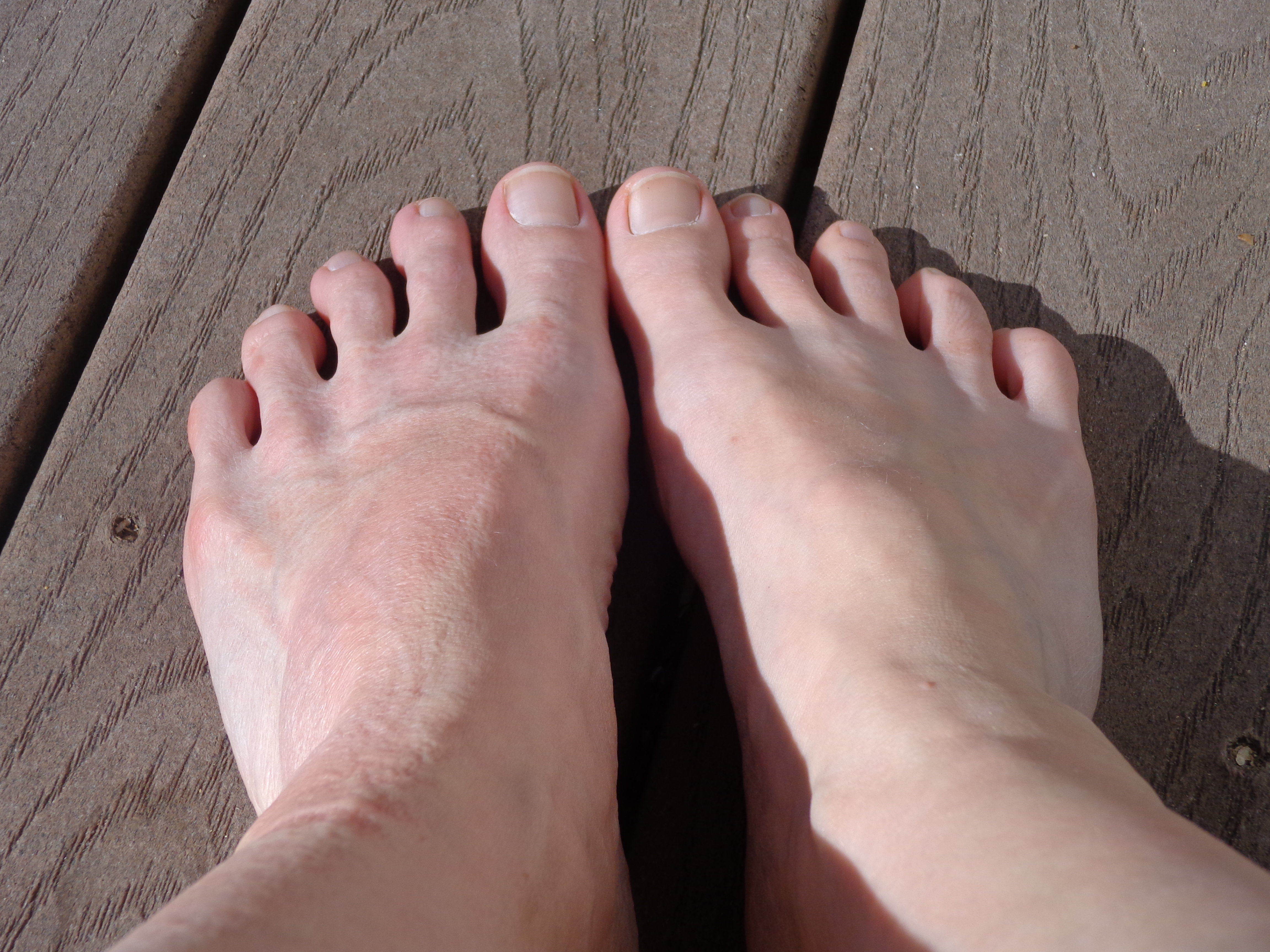 https://www.photos-public-domain.com/wp-content/uploads/2015/04/bare-feet.jpg